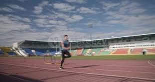 卡尔·瑞普肯（Cal Ripken Jr.）达成连续 2131 场出赛，打破卢·贾里格保持半世纪的“铁人”纪录